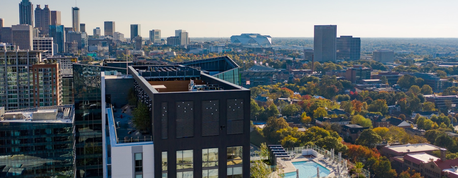 an apartment building in a city